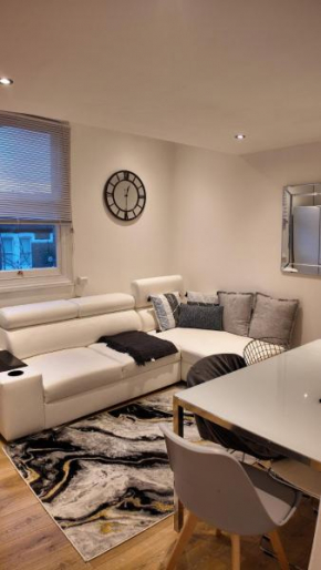 Luxury 4 Bedroom with Patio - 10 min from Westfield HR3
